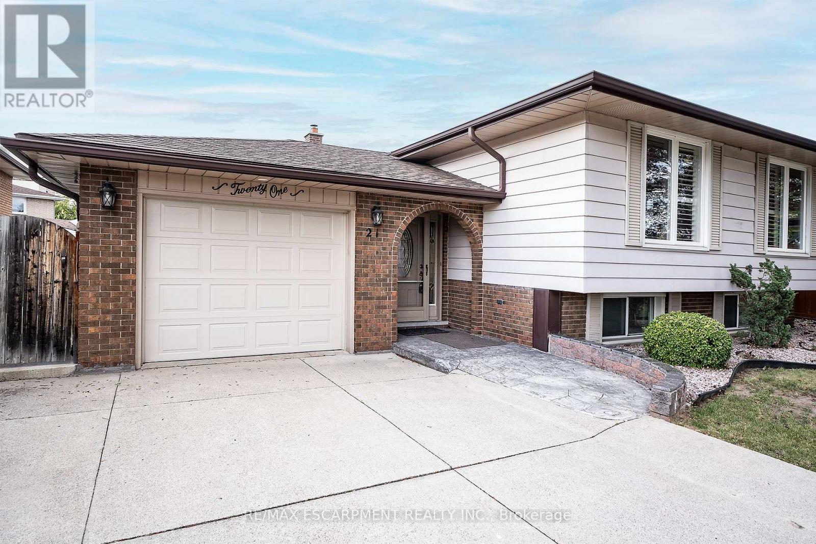 21 Green Forest Drive Property Photo 2