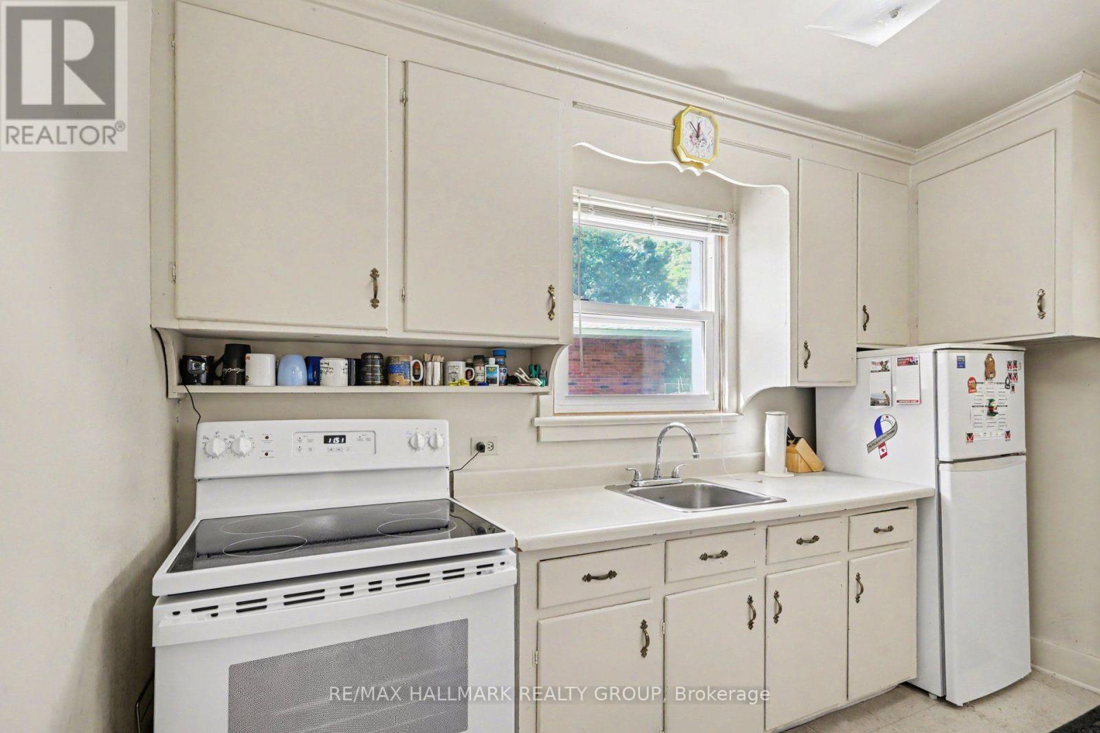 1388 Normandy Crescent Property Photo 3