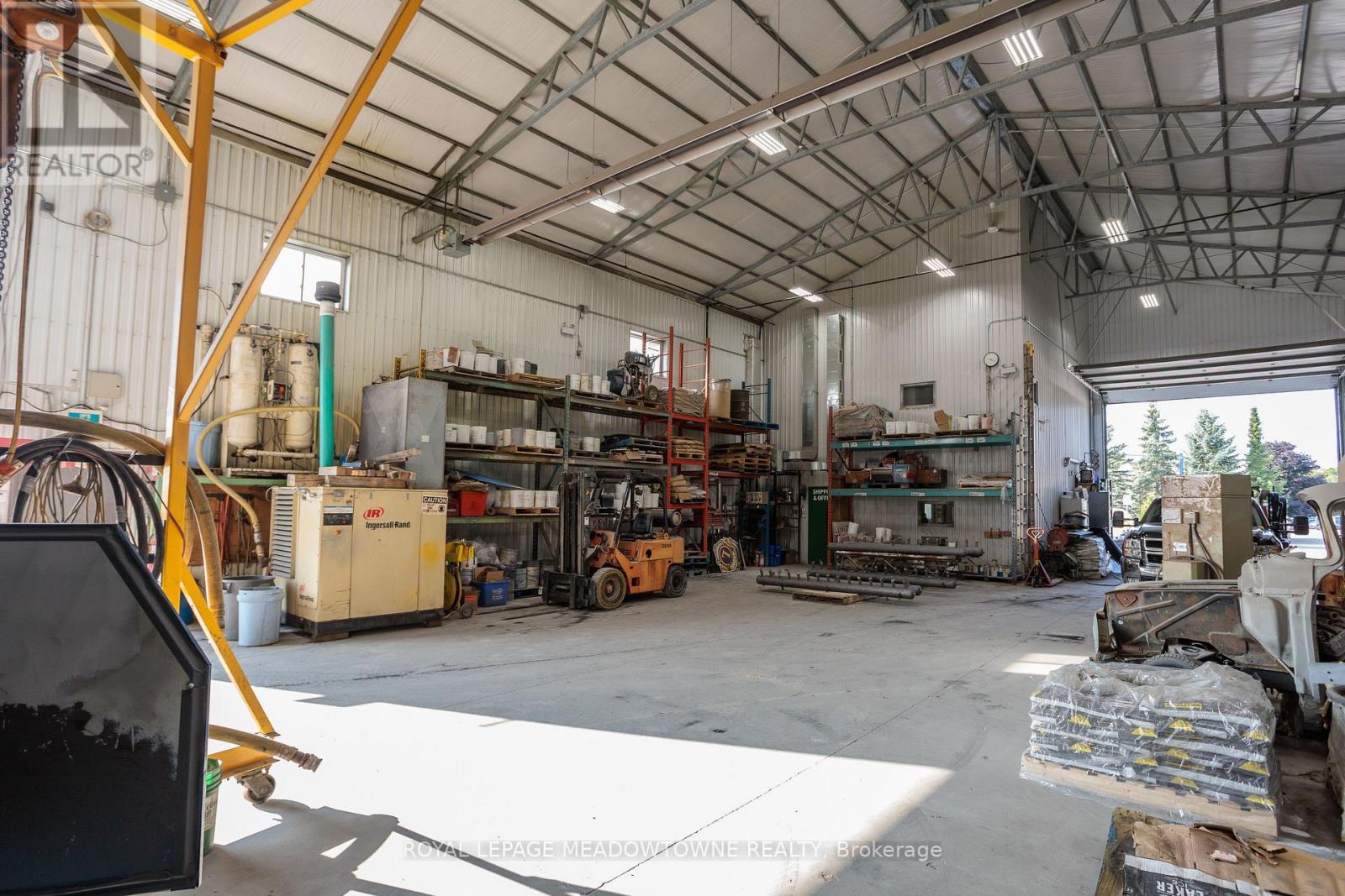 4931 7th Line Property Photo 6