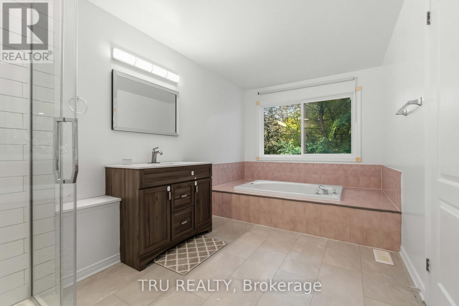 62 Hunter's Glen Crescent Property Photo 23