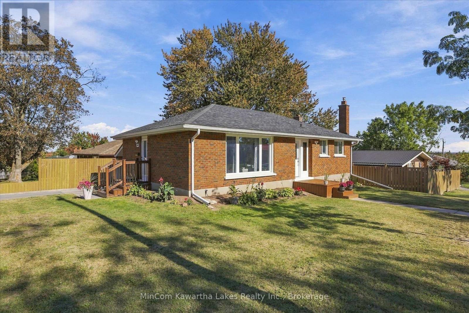 398 APPLEGROVE AVENUE Property Photo 1
