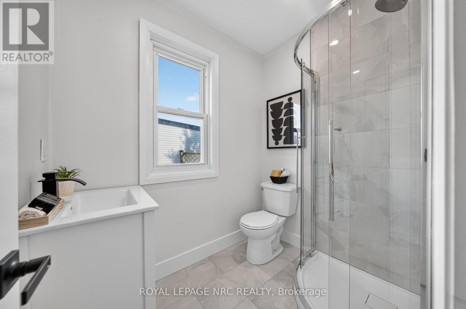 12 Admiral Road Property Photo 27