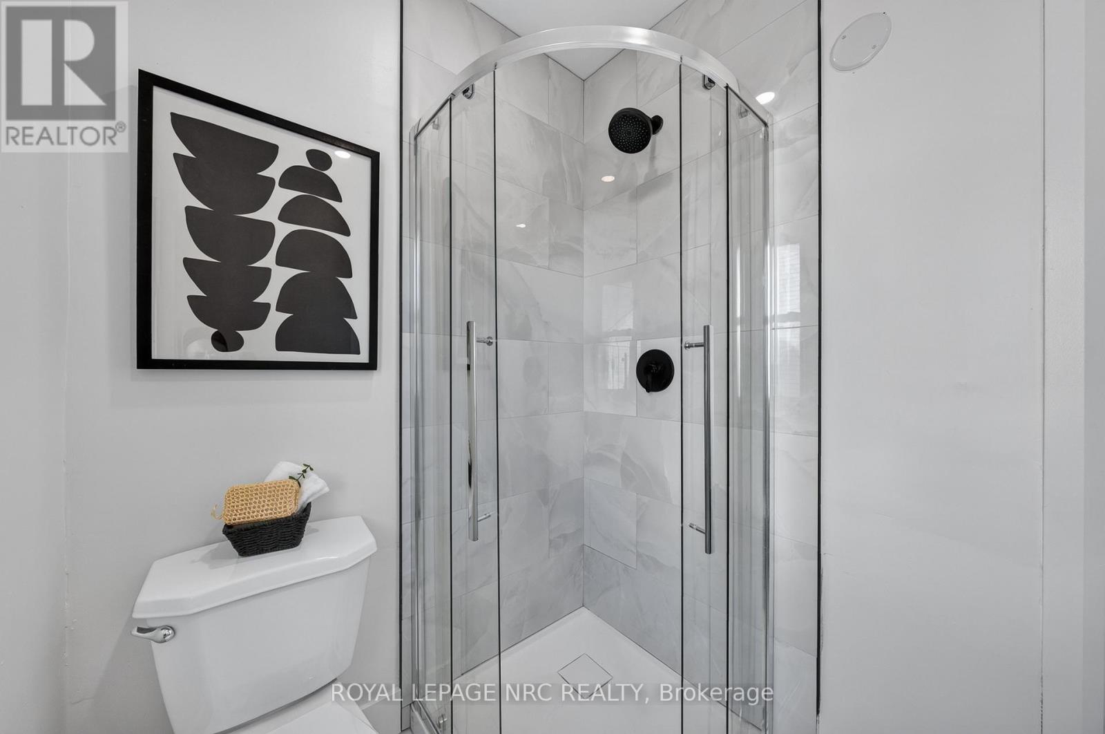 12 Admiral Road Property Photo 28