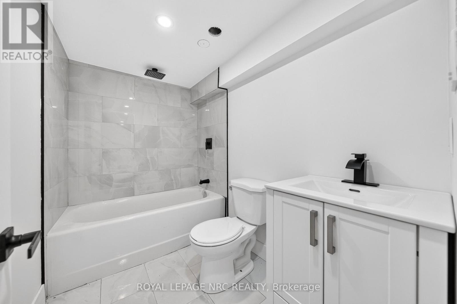 12 Admiral Road Property Photo 36