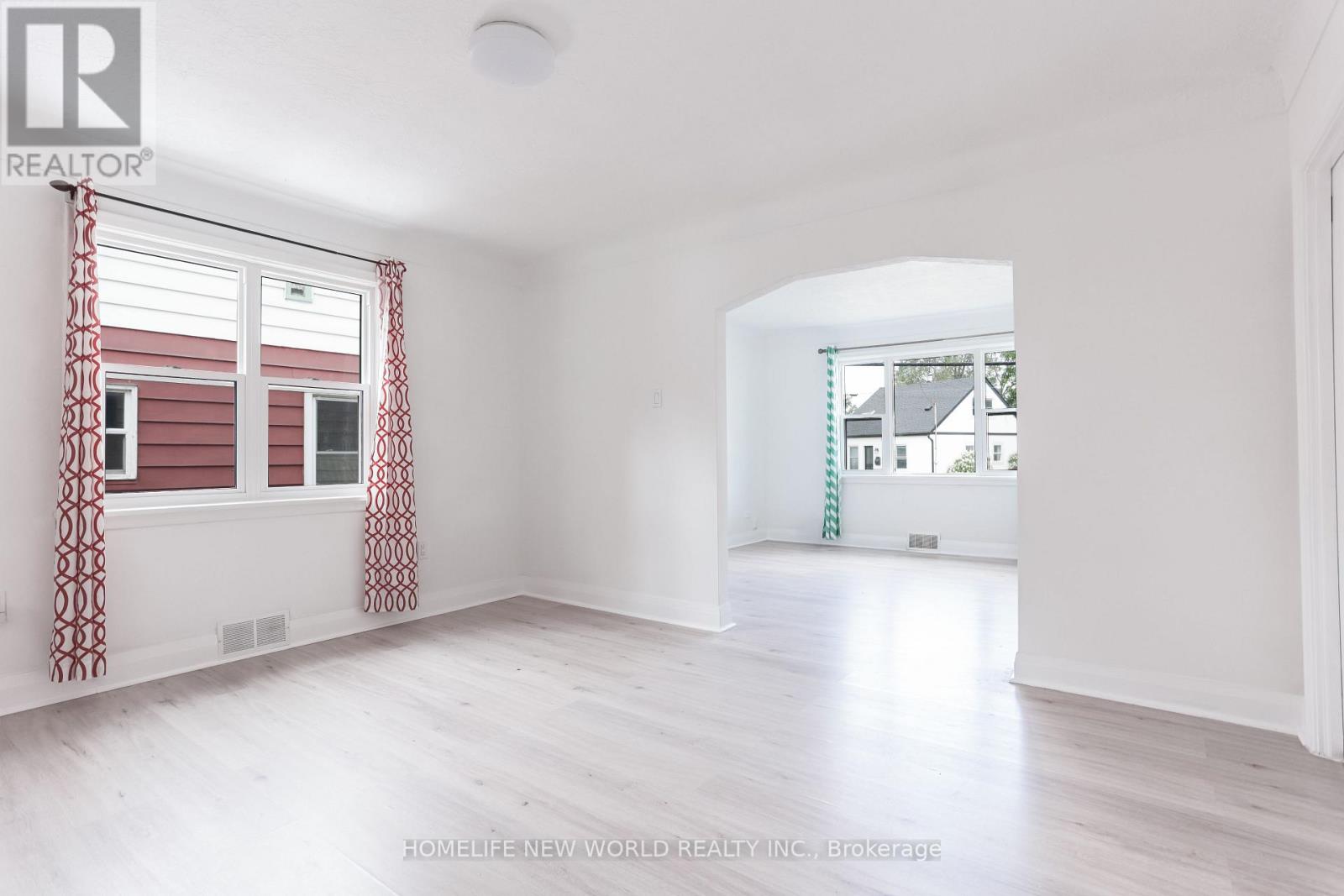 422 Welland Avenue Property Photo 11