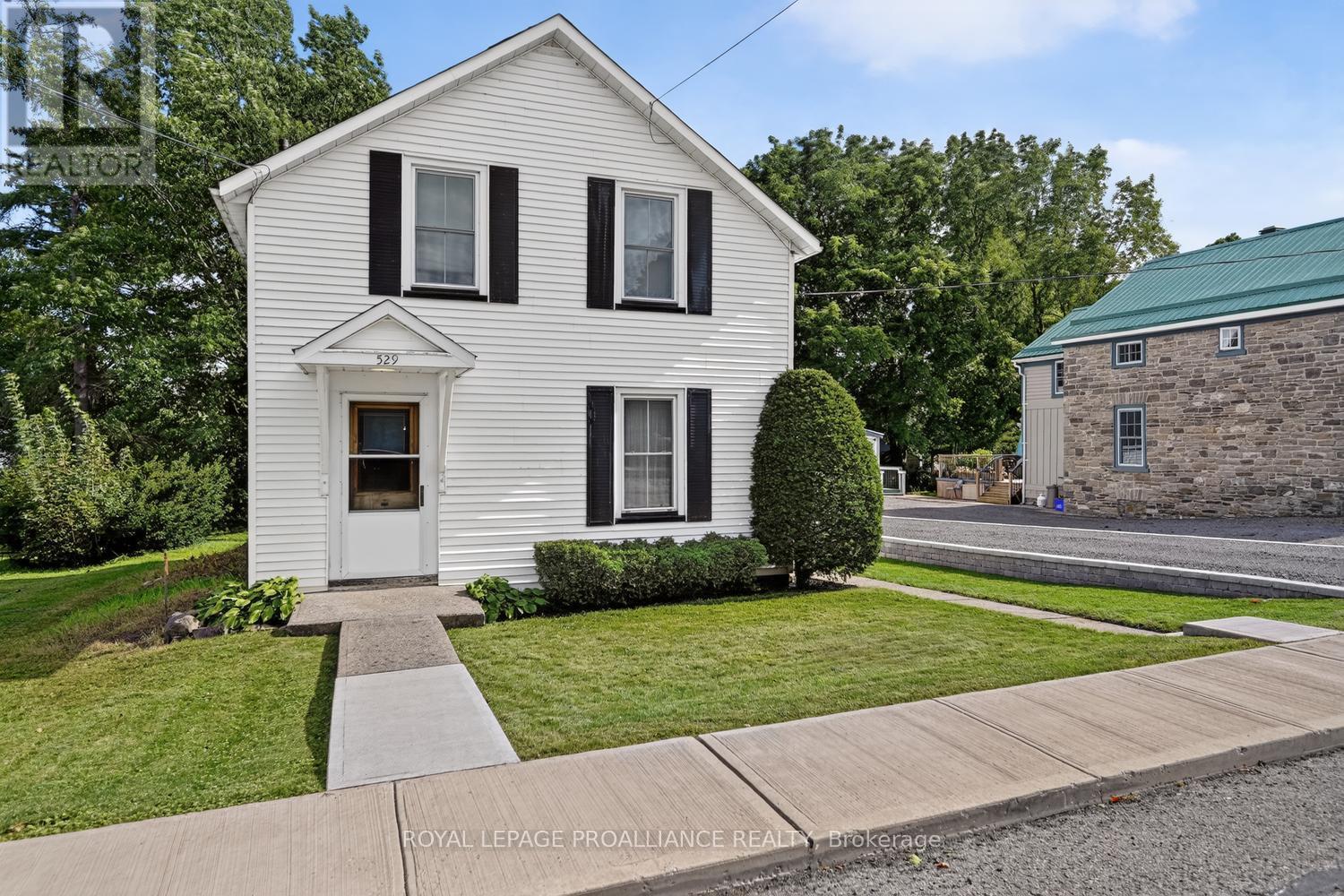 529 DIBBLE STREET W Property Photo 1