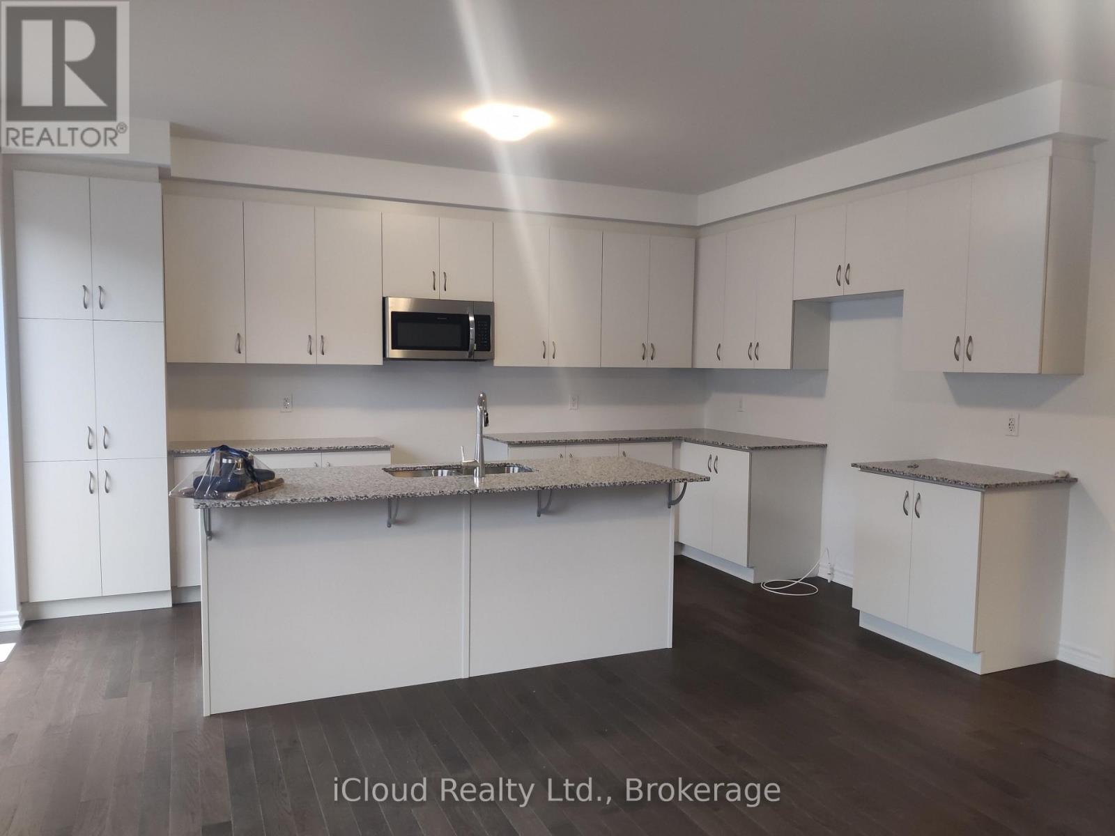 26 Milt Schmidt Street Property Photo 13