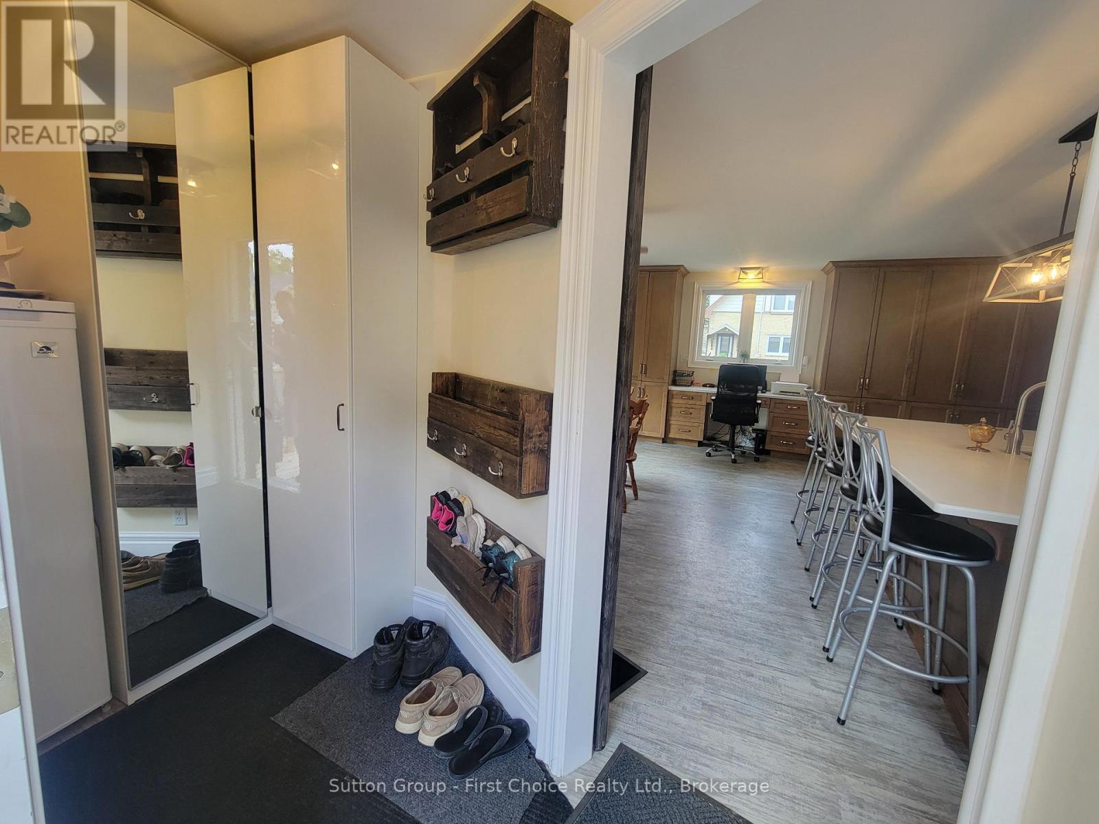 30 King Street N Property Photo 6