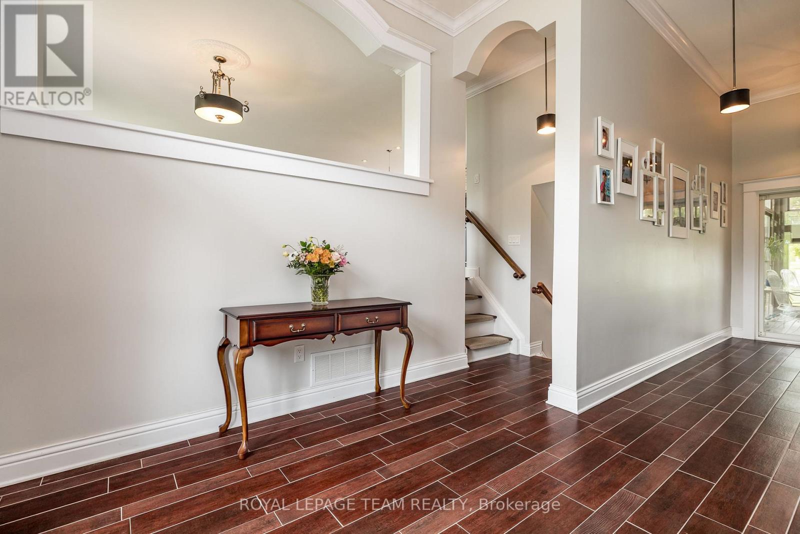 318 Broadway Street W Property Photo 8