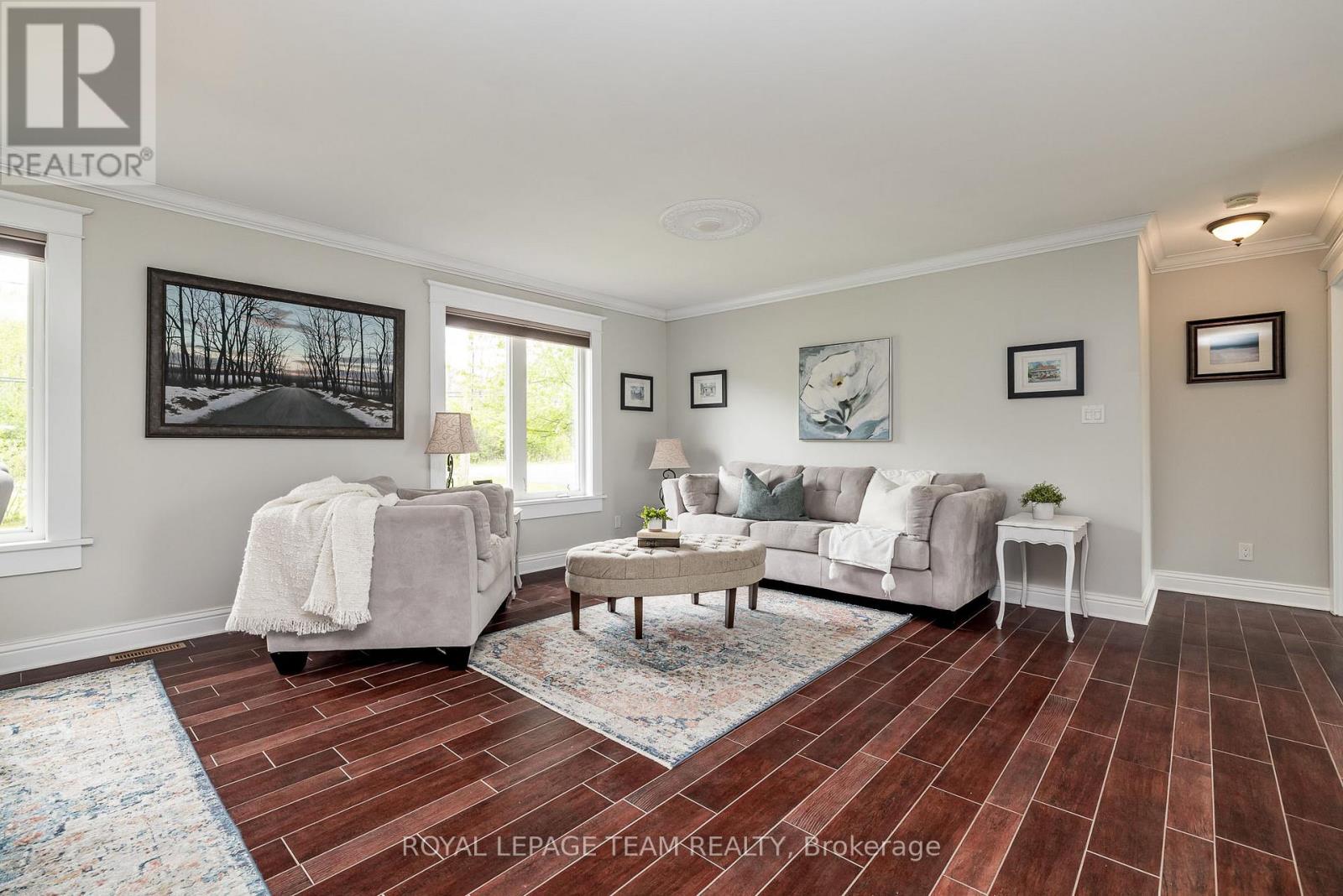 318 Broadway Street W Property Photo 9