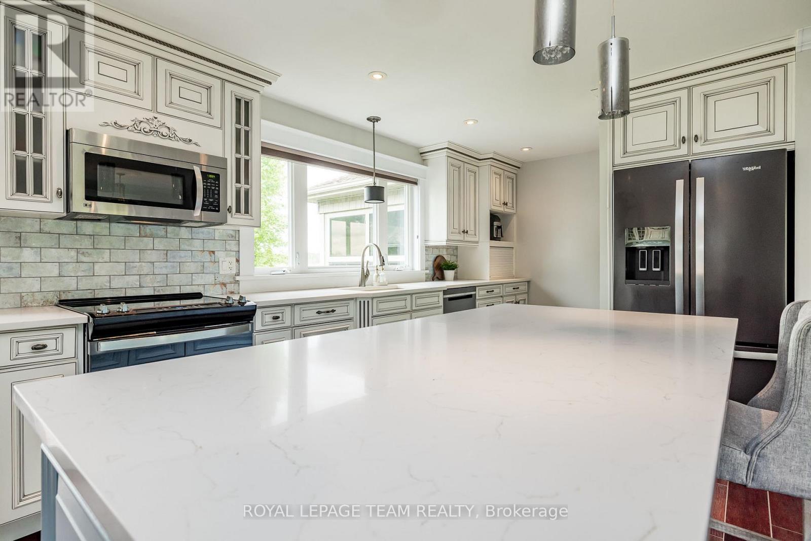 318 Broadway Street W Property Photo 12