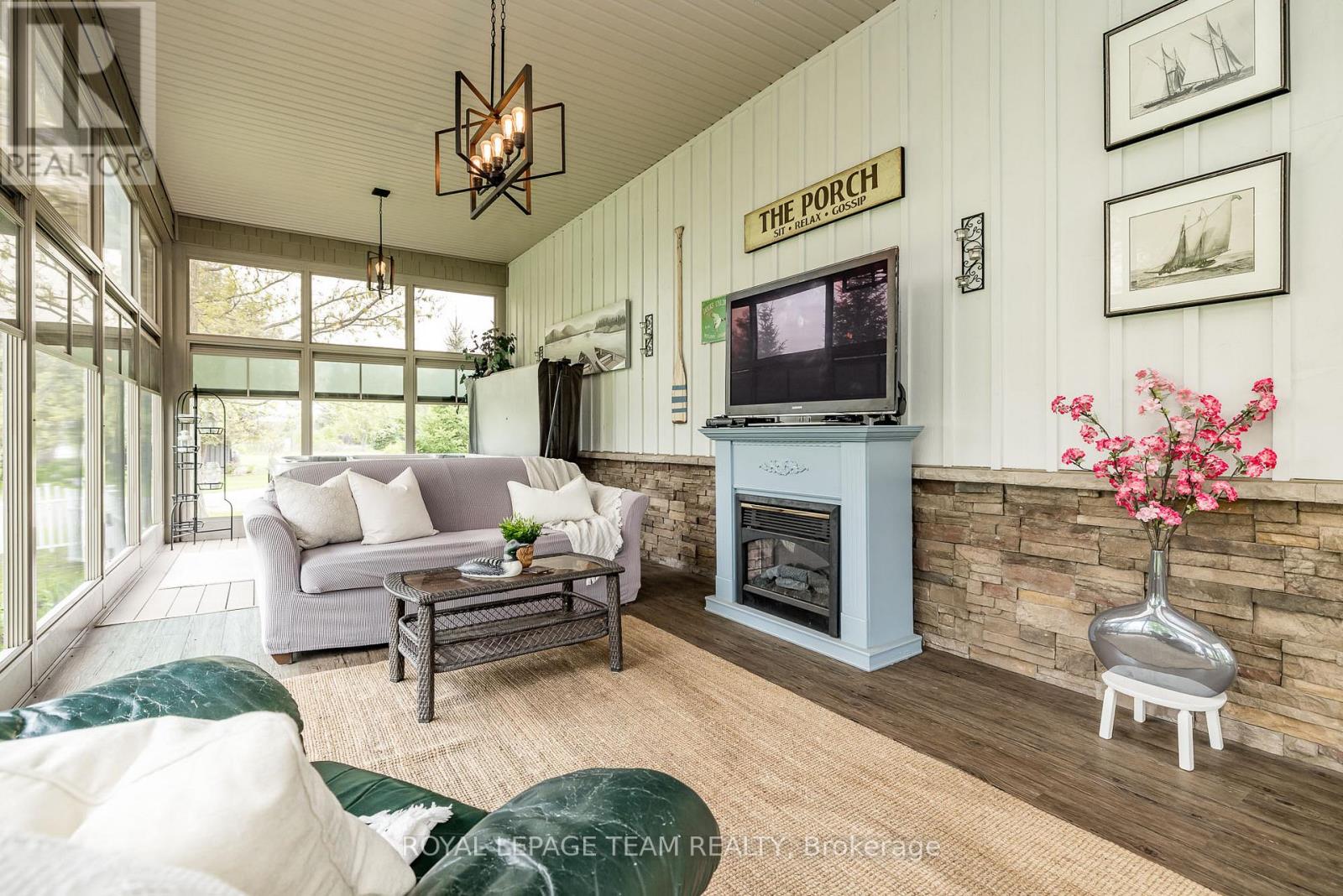 318 Broadway Street W Property Photo 24