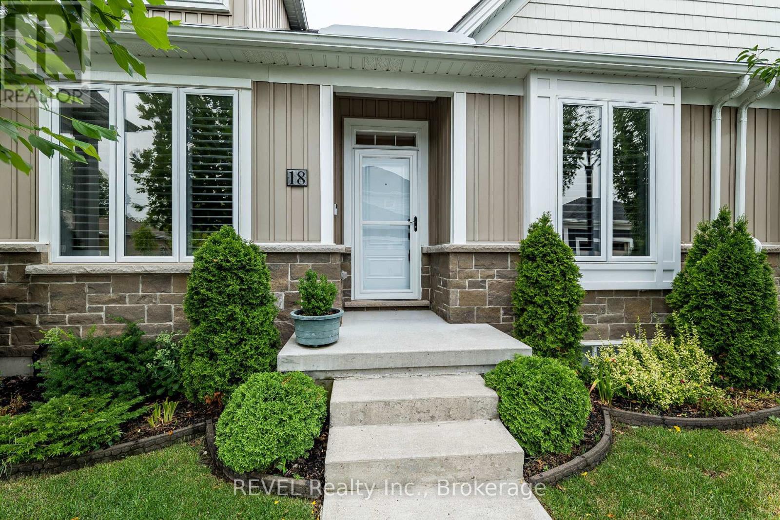 18 Princeton Common Street Property Photo 2