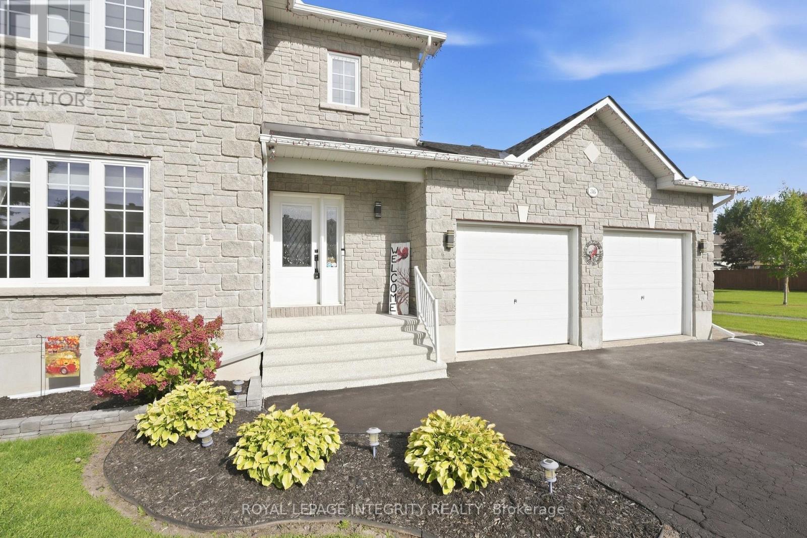 36 Frontenac Boulevard Property Photo 2