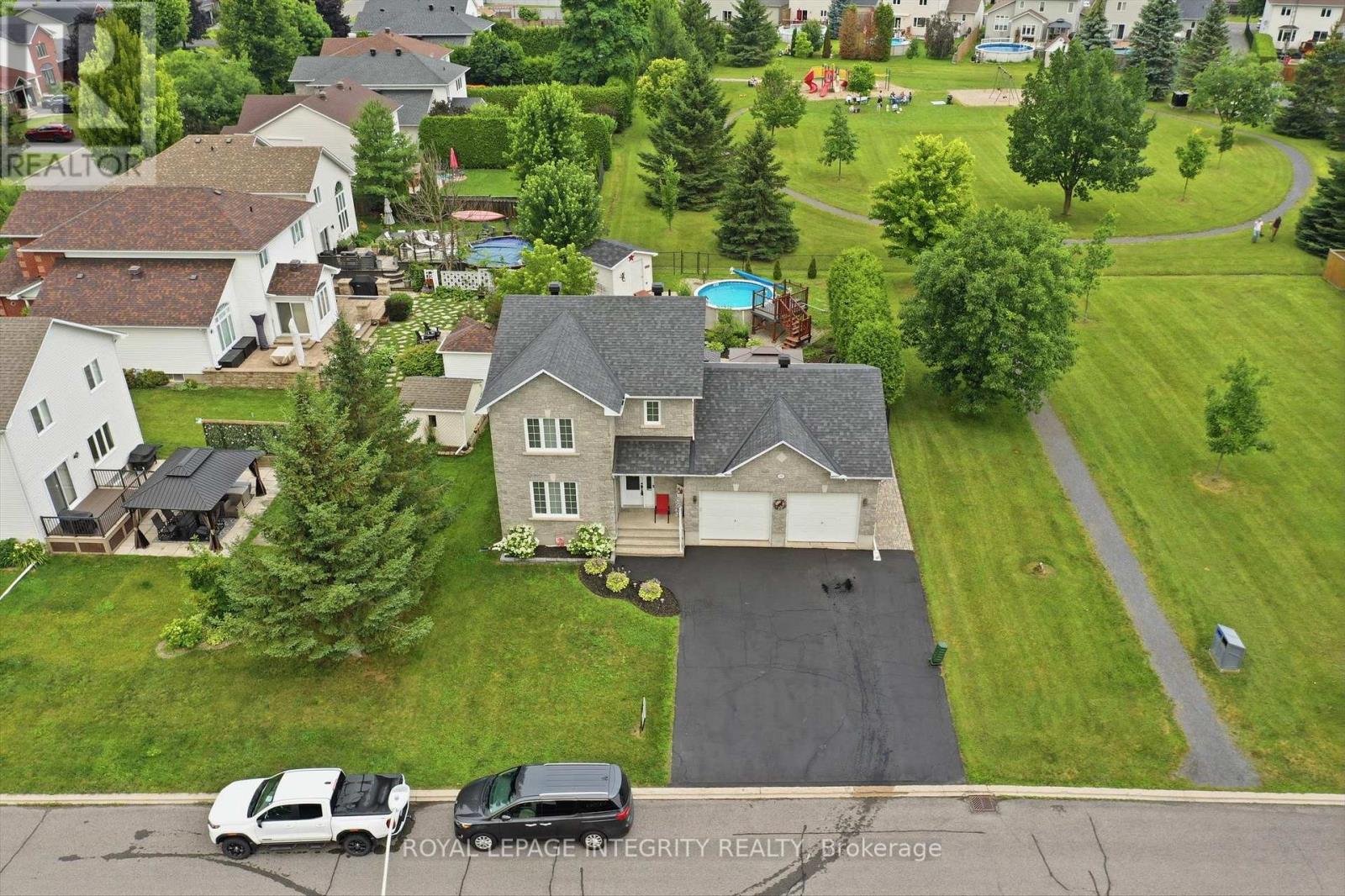 36 Frontenac Boulevard Property Photo 3