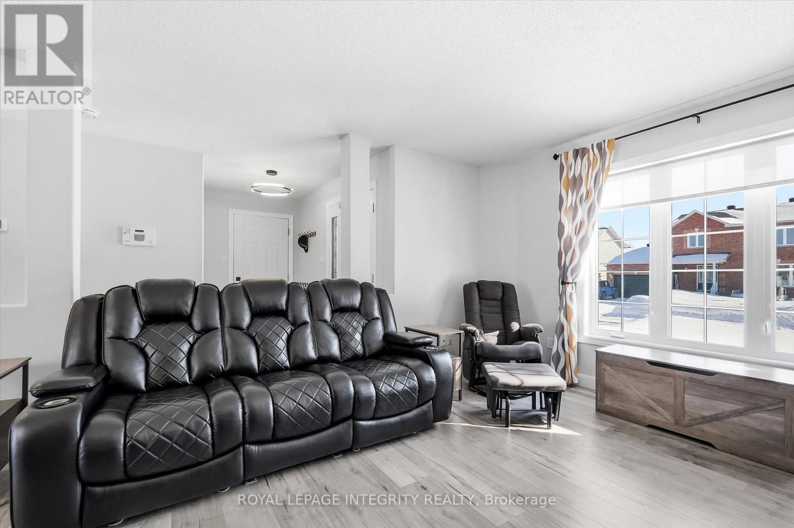 36 Frontenac Boulevard Property Photo 9