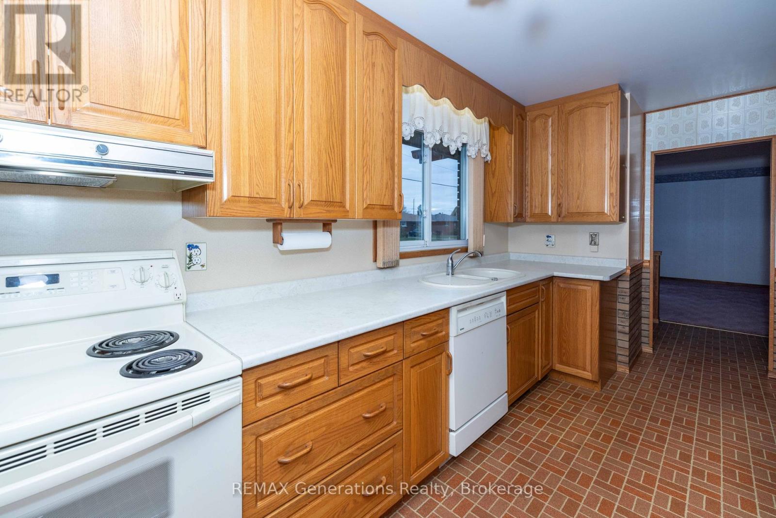 403 Churchill Drive W Property Photo 2