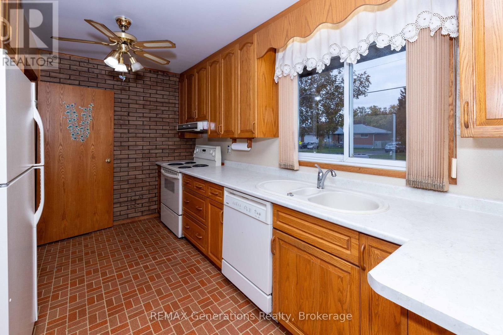 403 Churchill Drive W Property Photo 3
