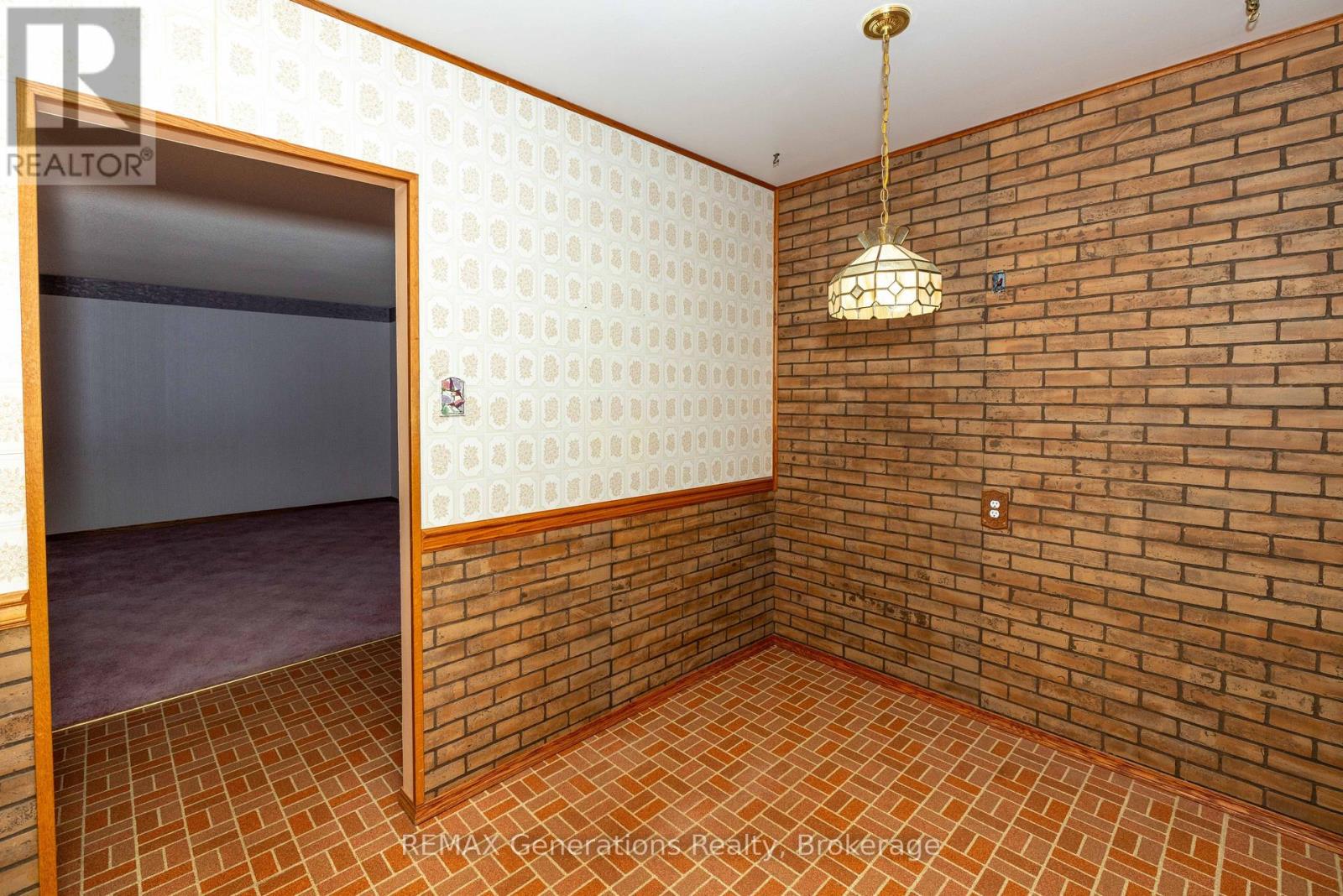 403 Churchill Drive W Property Photo 4