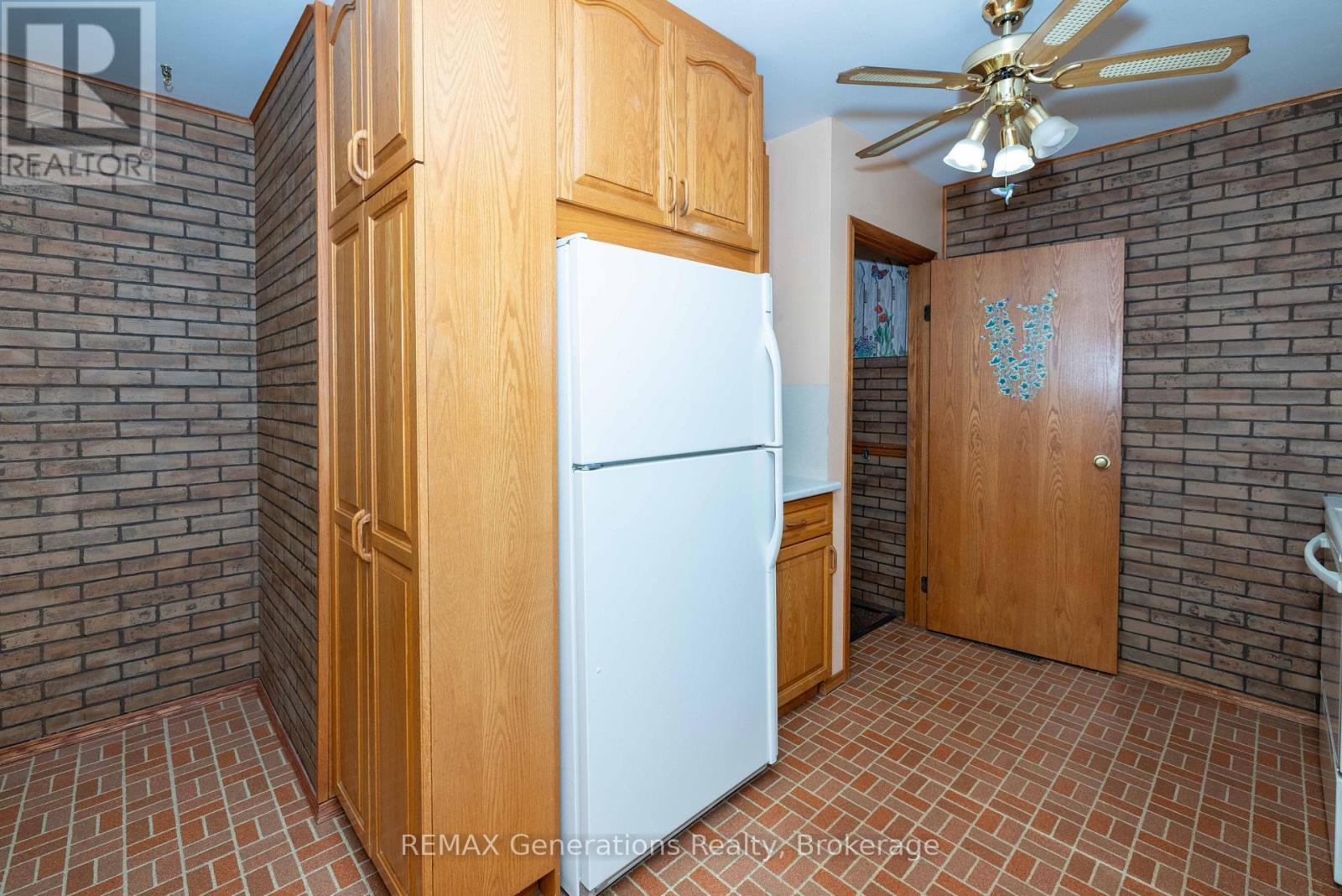 403 Churchill Drive W Property Photo 5