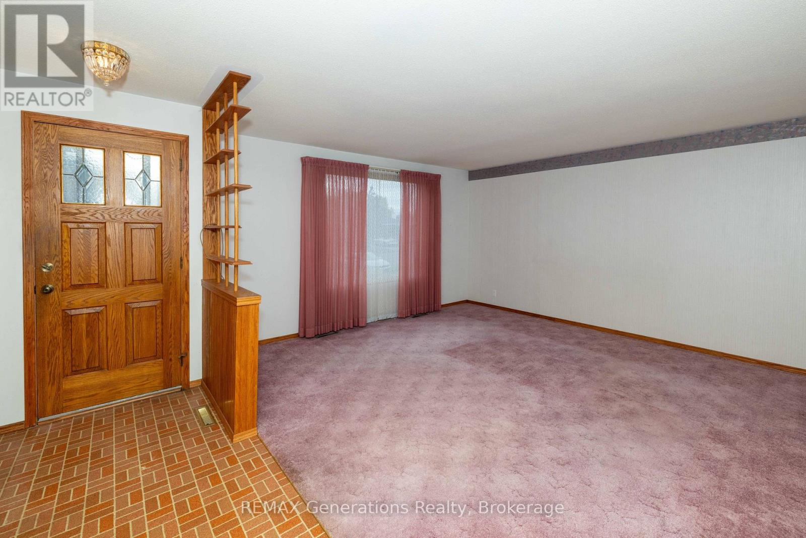 403 Churchill Drive W Property Photo 6
