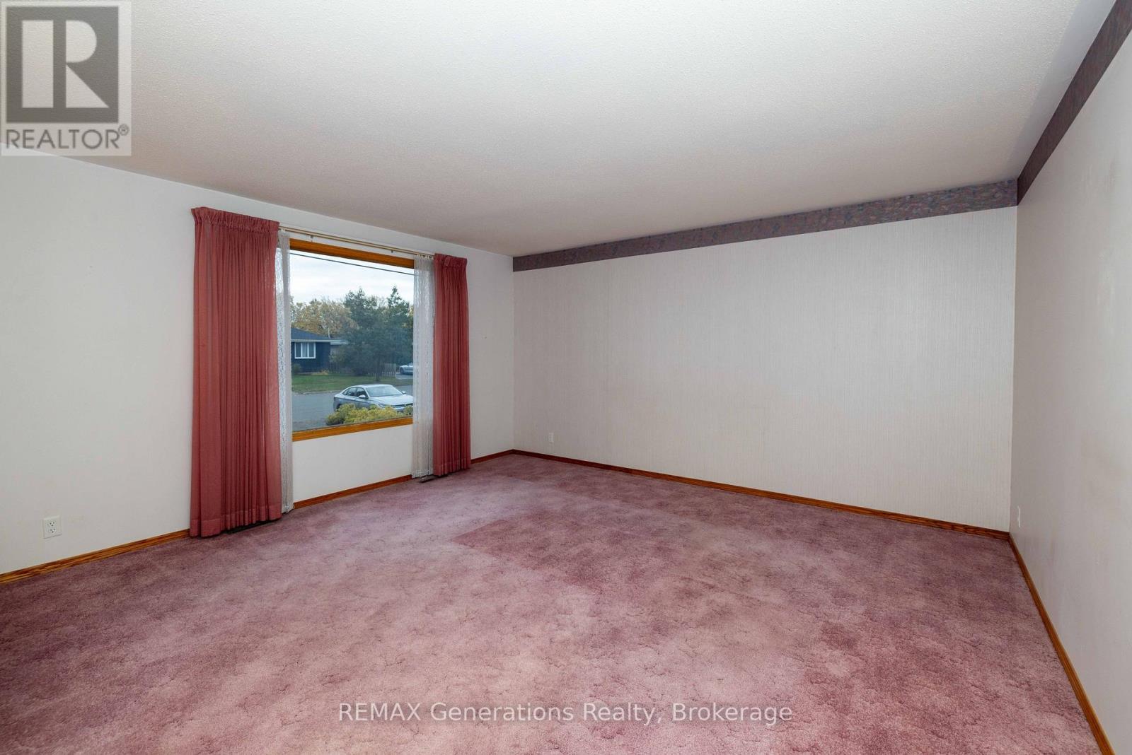 403 Churchill Drive W Property Photo 7