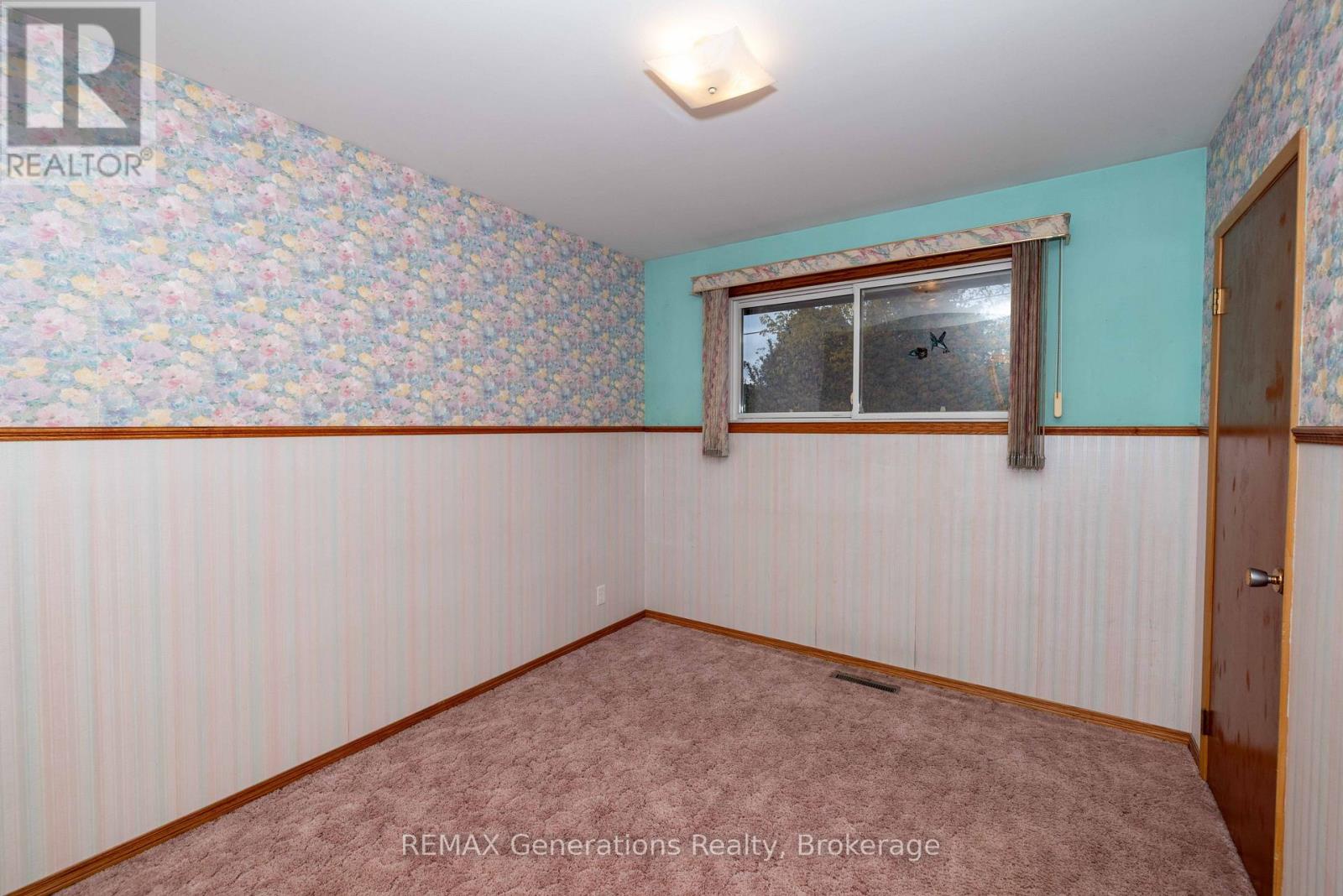 403 Churchill Drive W Property Photo 11