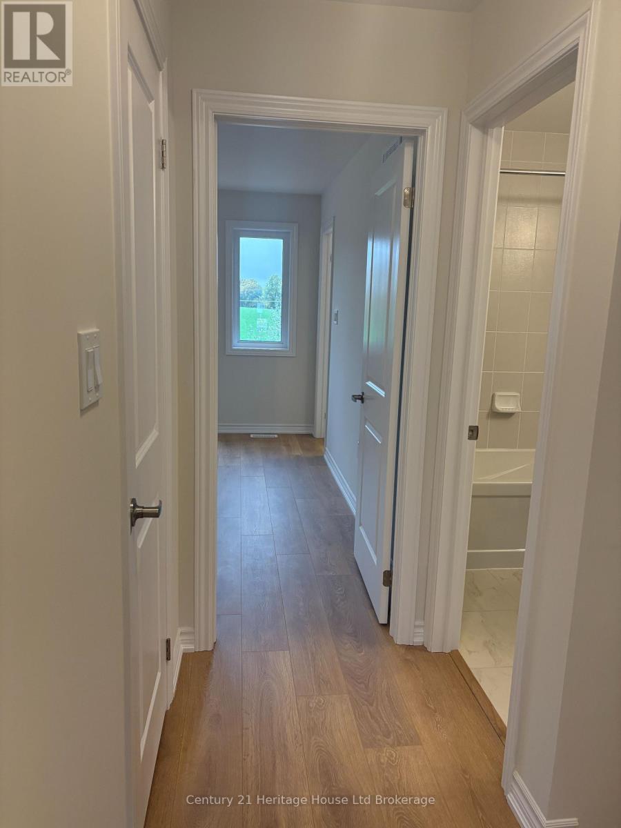1058 Periwinkle Crescent Property Photo 15