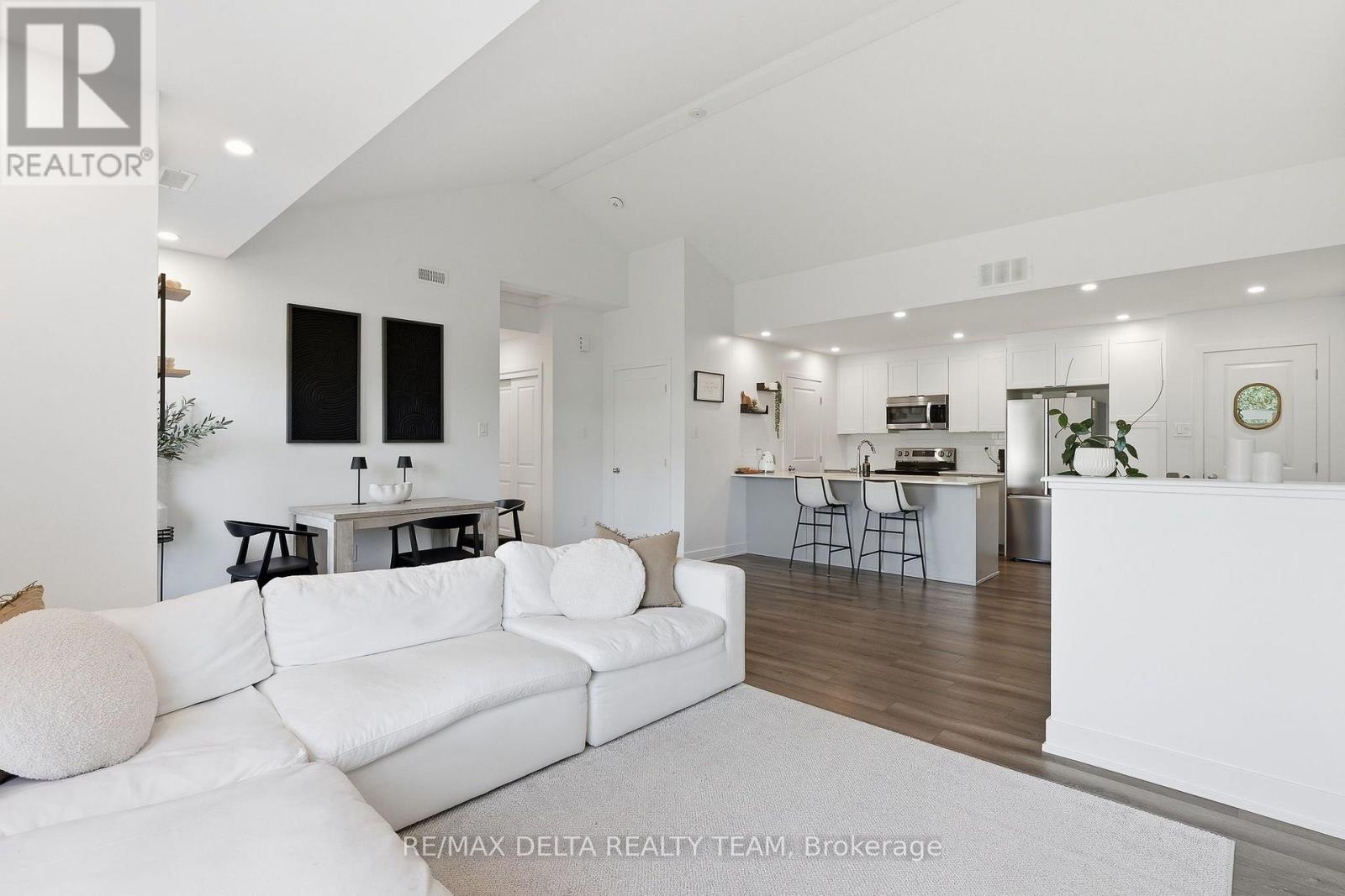 C - 400 C Rolling Meadow Crescent Property Photo 4