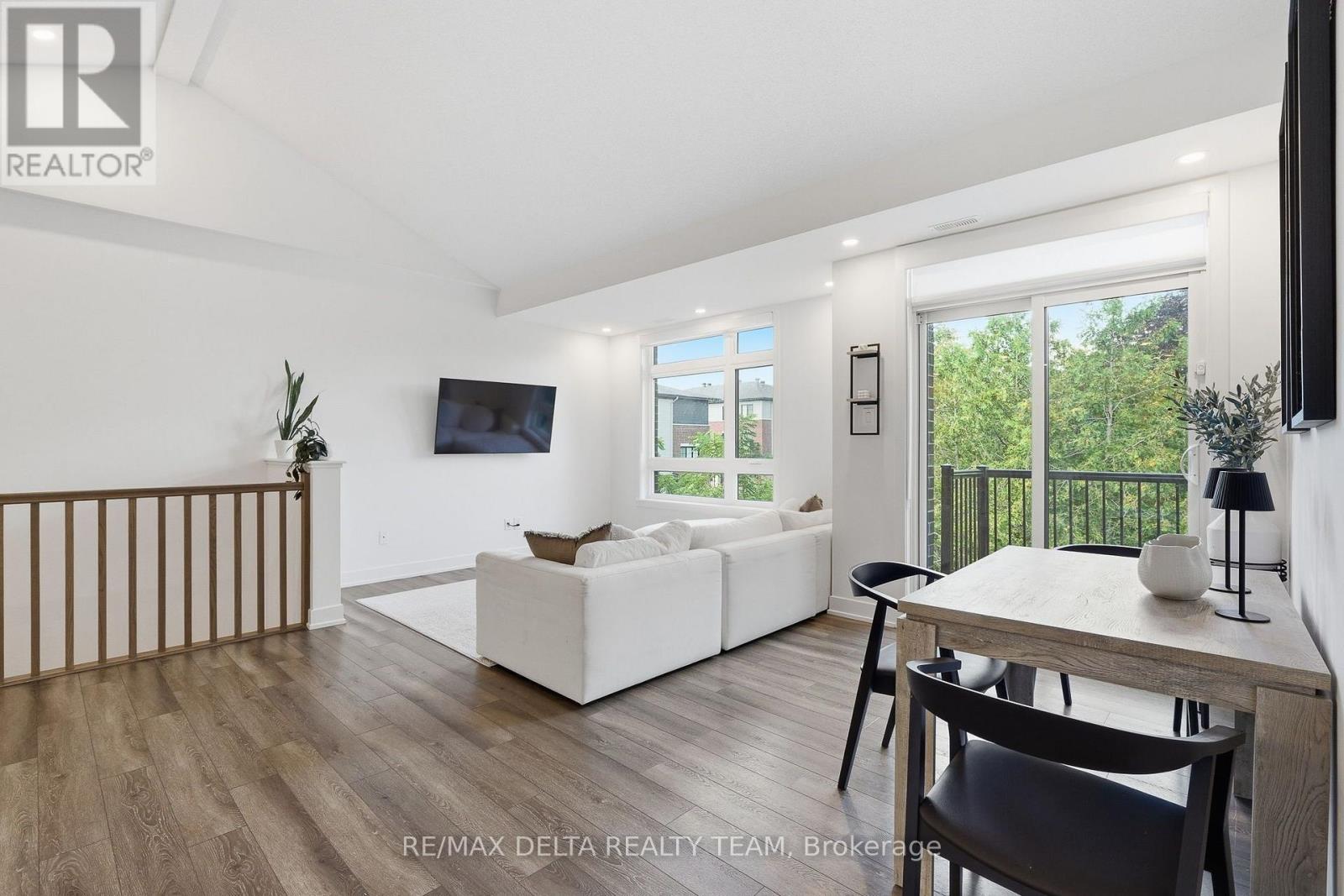 C - 400 C Rolling Meadow Crescent Property Photo 7
