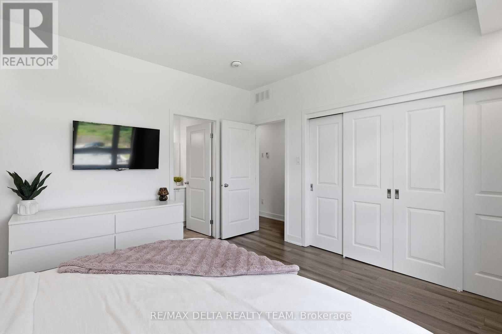 C - 400 C Rolling Meadow Crescent Property Photo 18