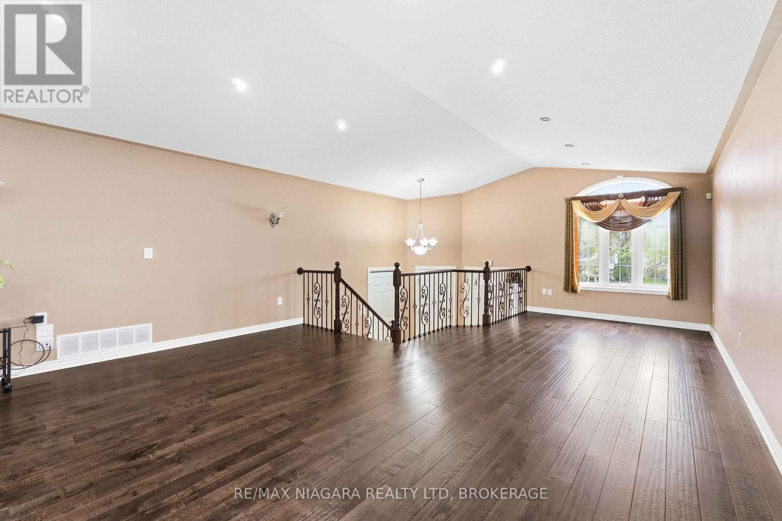 8253 Costabile Drive Property Photo 4
