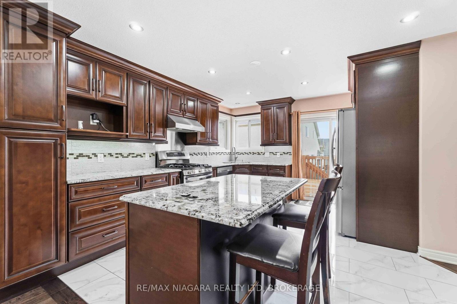 8253 Costabile Drive Property Photo 7