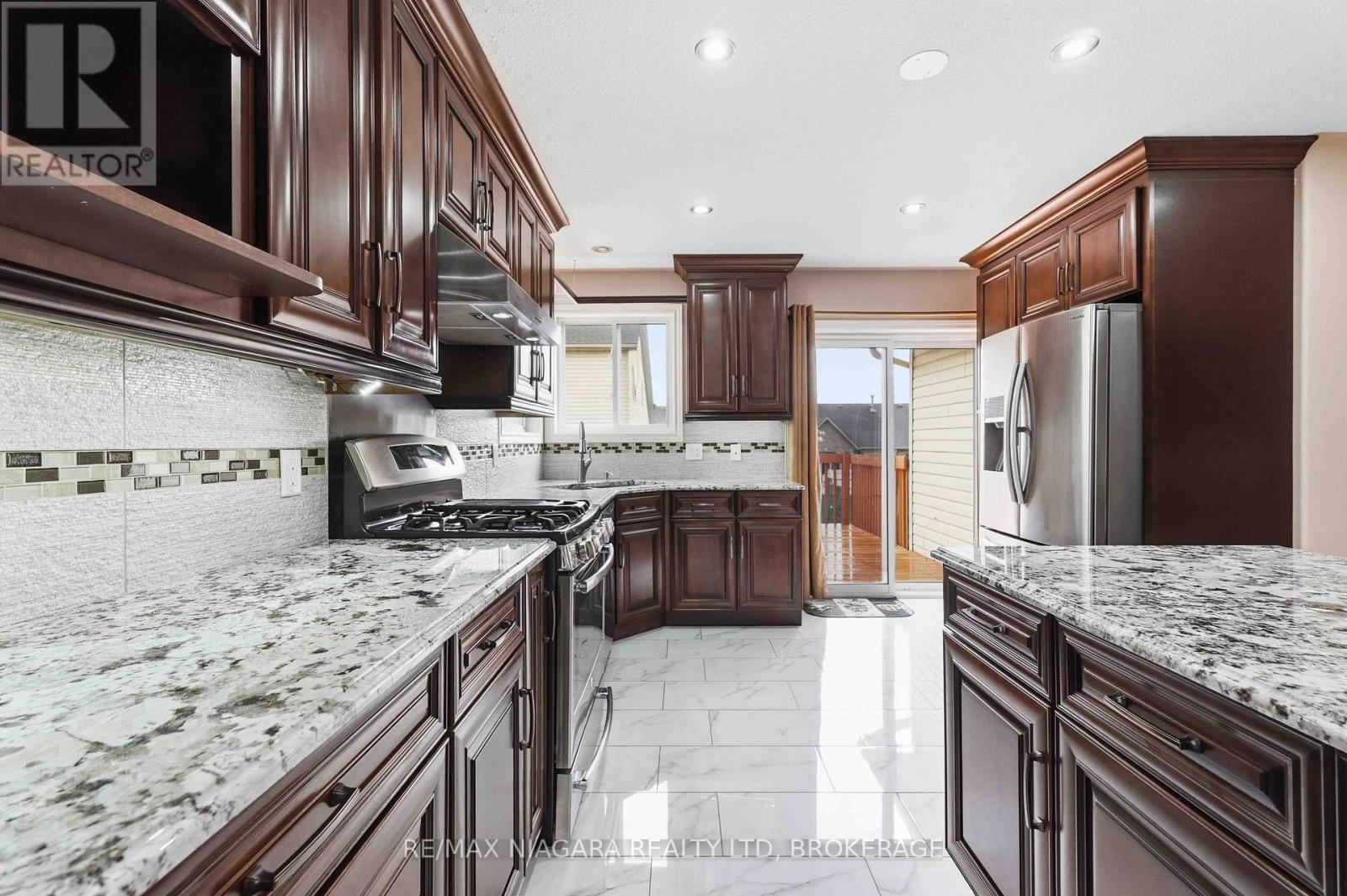 8253 Costabile Drive Property Photo 8