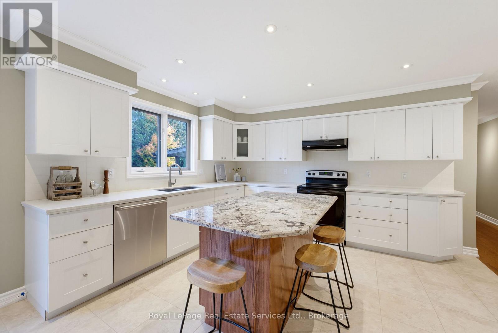 16 Vanstraalen Street Property Photo 10