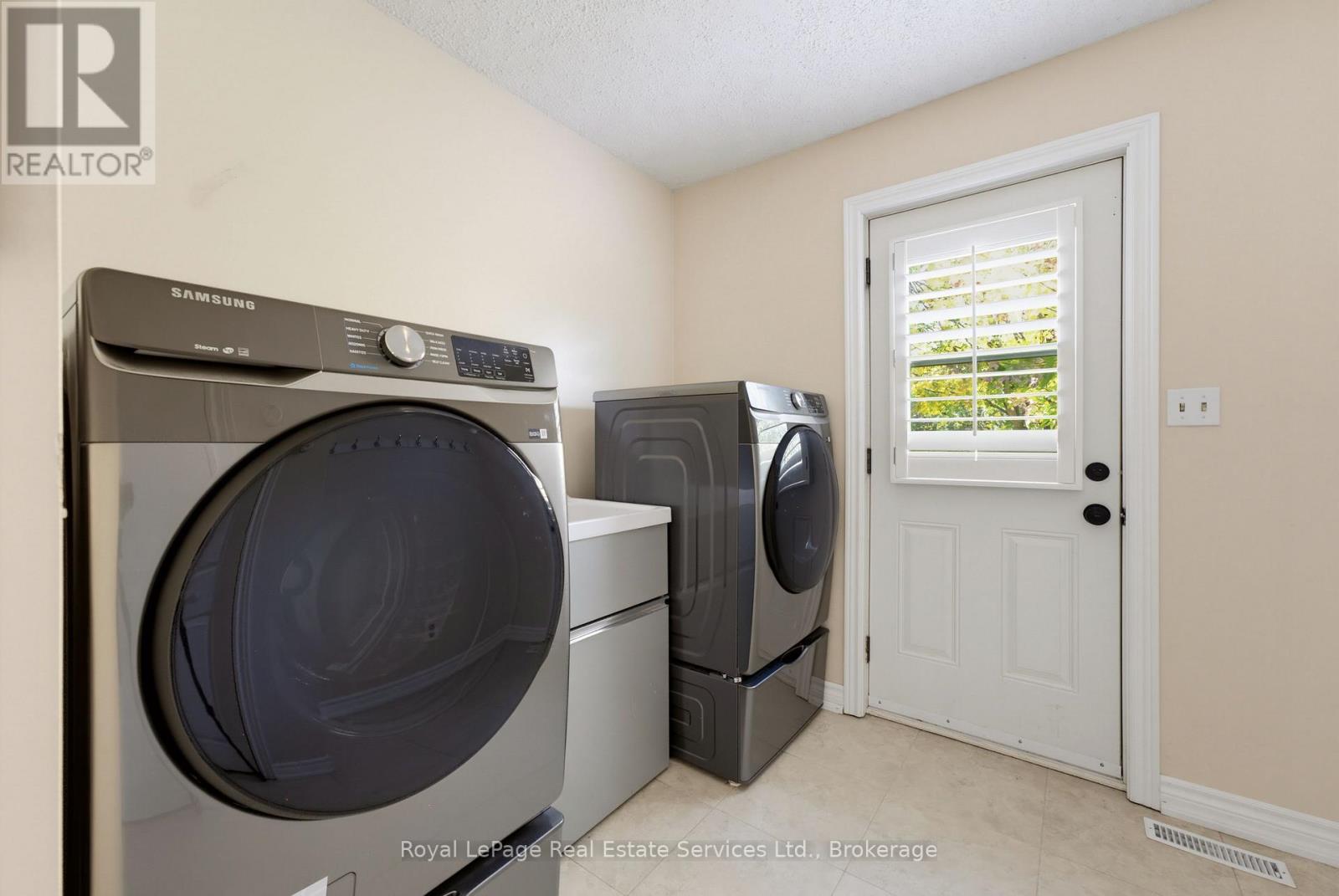 16 Vanstraalen Street Property Photo 15