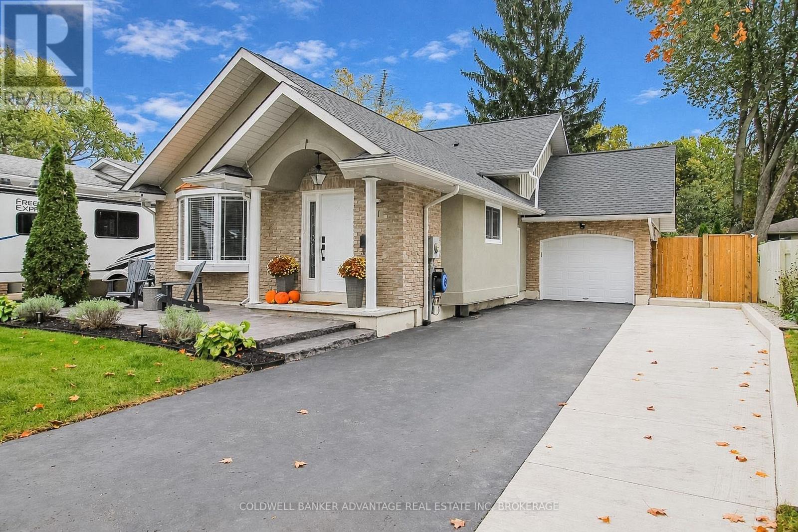 11 Fallingbrook Drive Property Photo 1