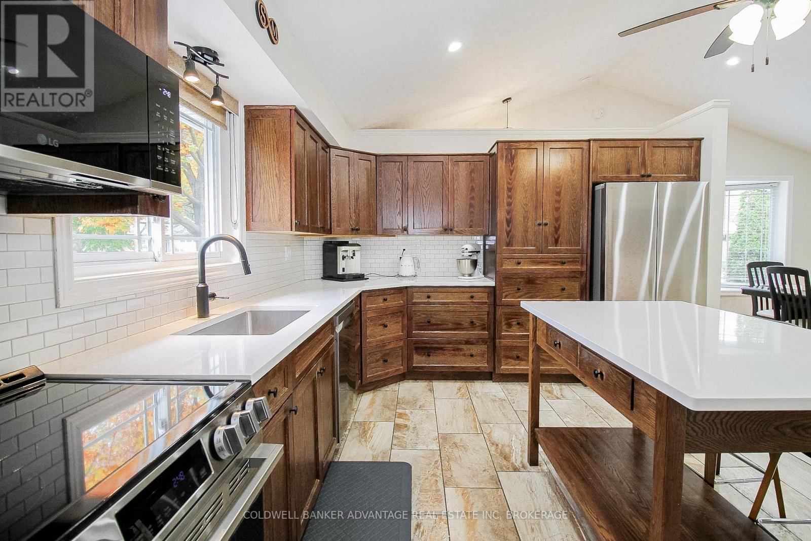 11 Fallingbrook Drive Property Photo 6