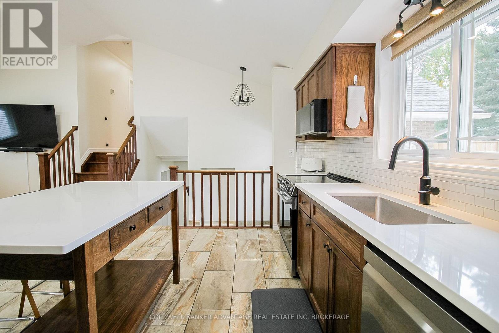 11 Fallingbrook Drive Property Photo 8