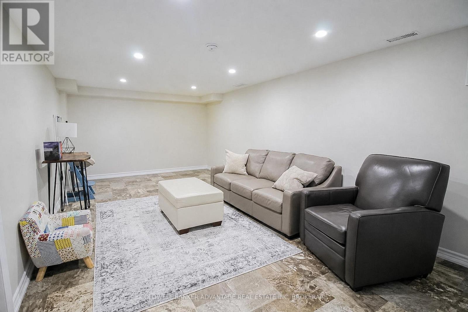 11 Fallingbrook Drive Property Photo 33