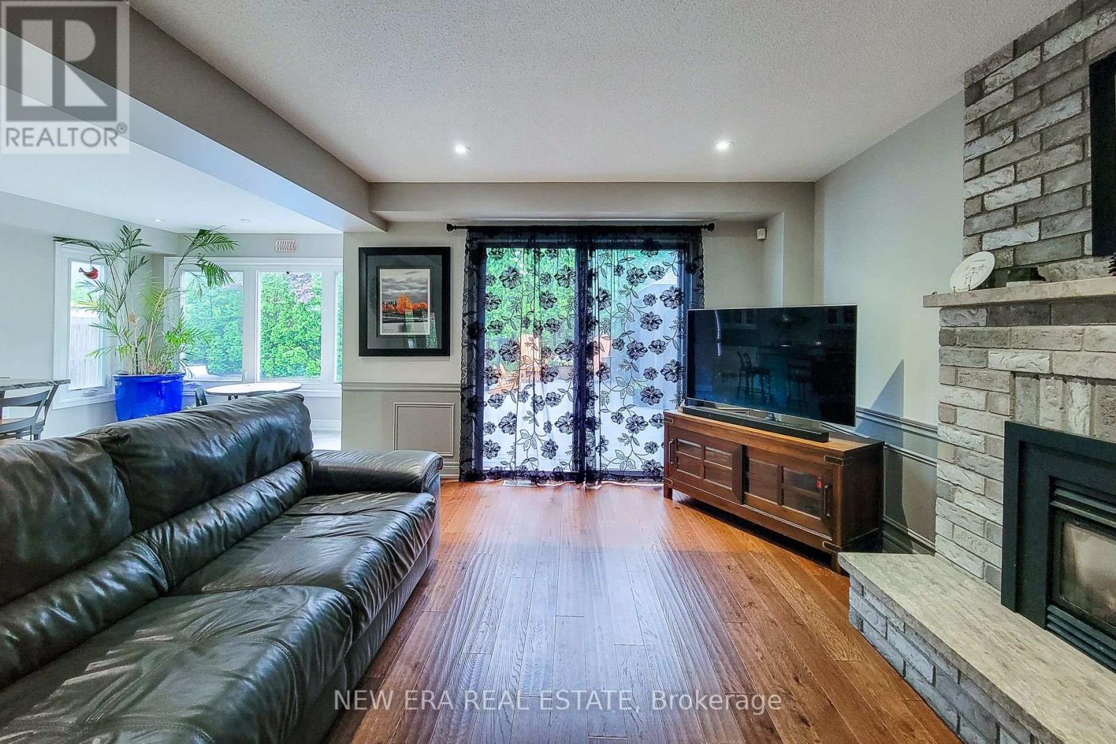 29 Woodside Square Property Photo 17