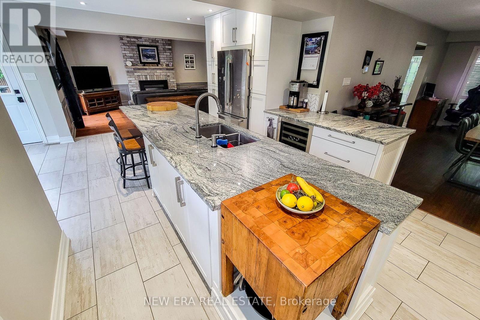 29 Woodside Square Property Photo 25