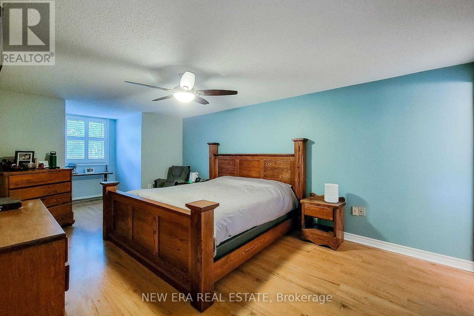 29 Woodside Square Property Photo 32