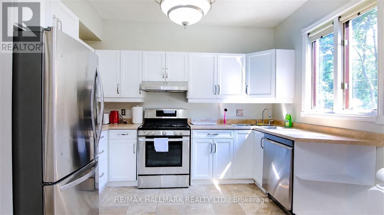 496 Highbury Avenue N Property Photo 9