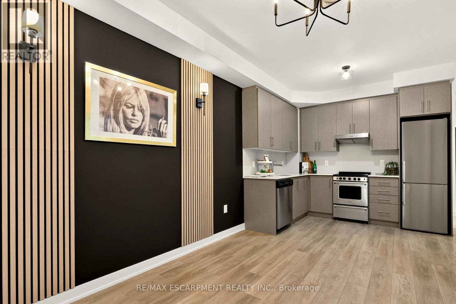 812 - 212 King William Street Property Photo 8