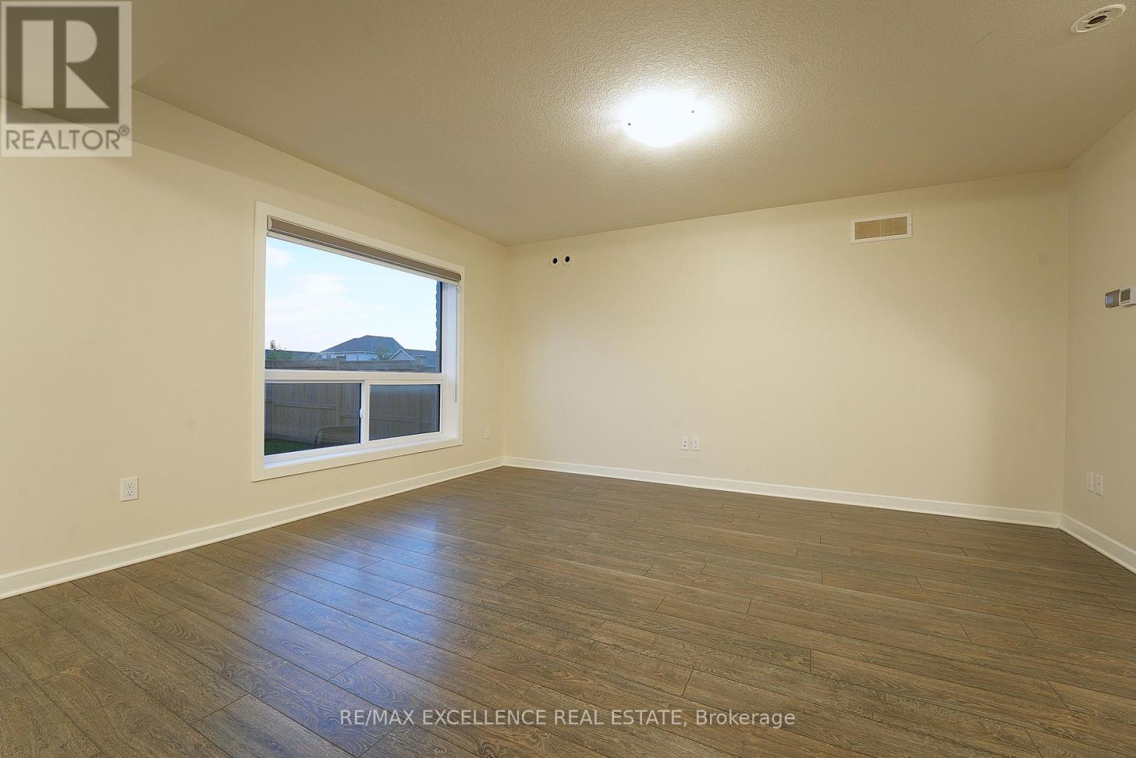 18 Weir Crescent Property Photo 8