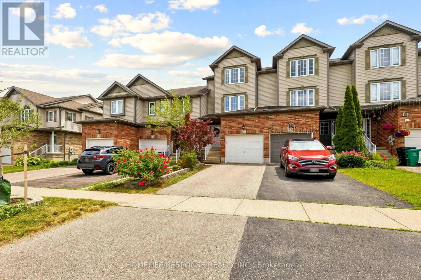 222 Sophia Crescent Property Photo 2