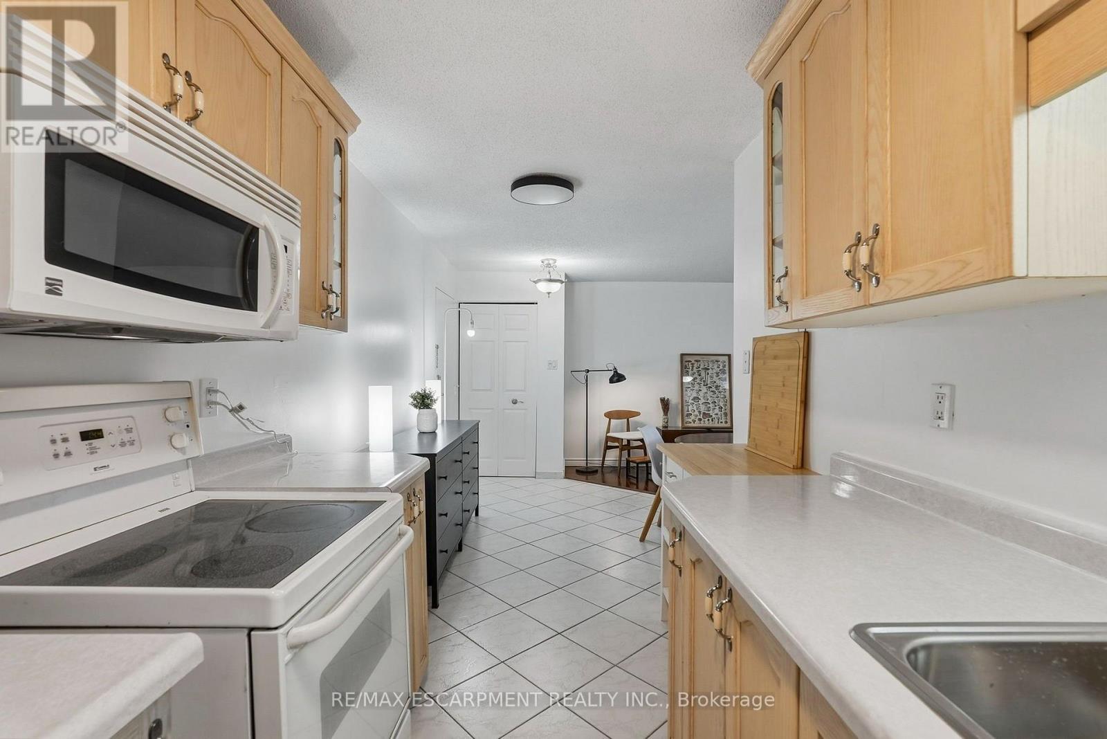 207 - 893 Concession Street Property Photo 4