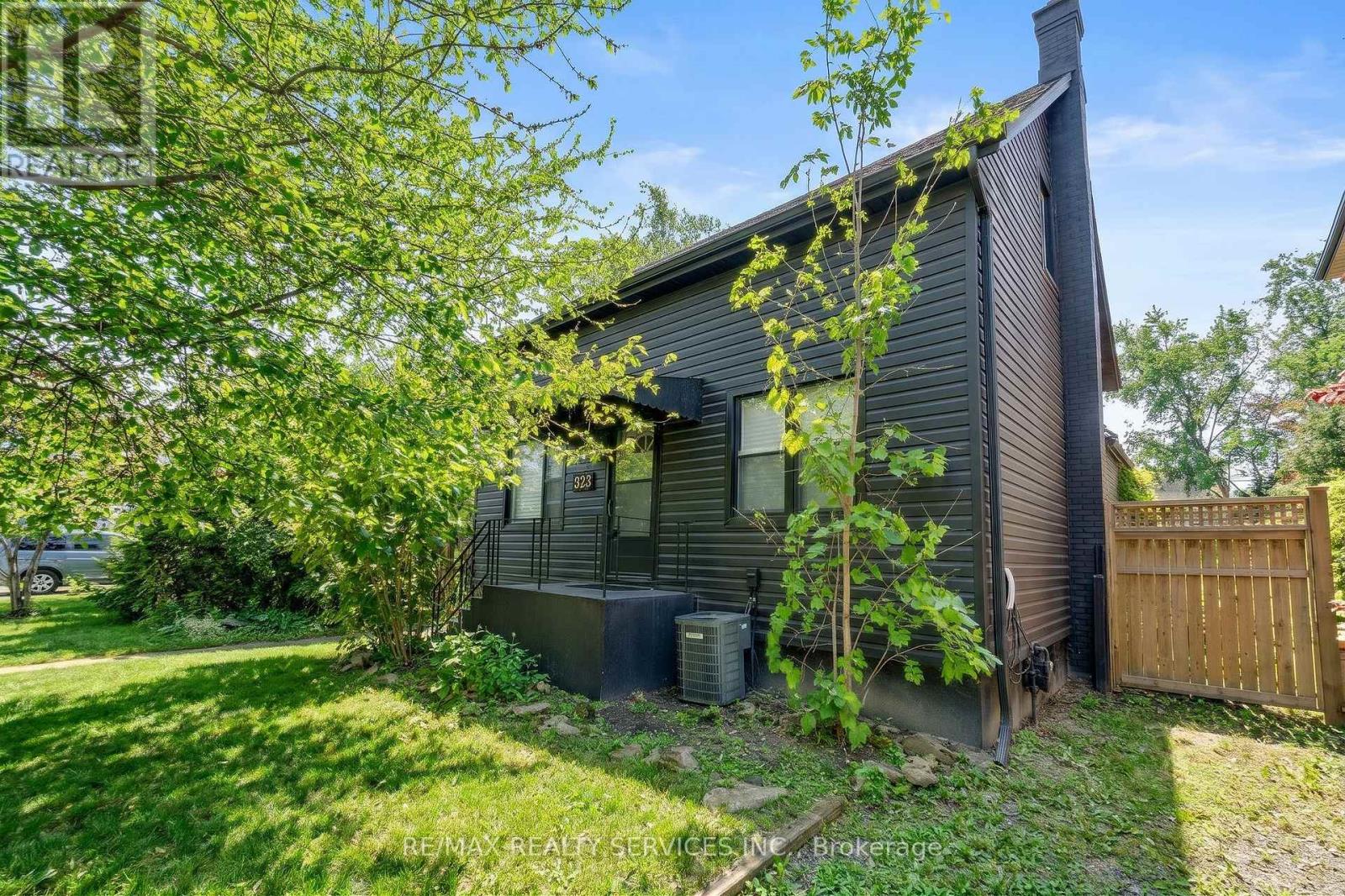 323 CHARLTON AVENUE W Property Photo 1