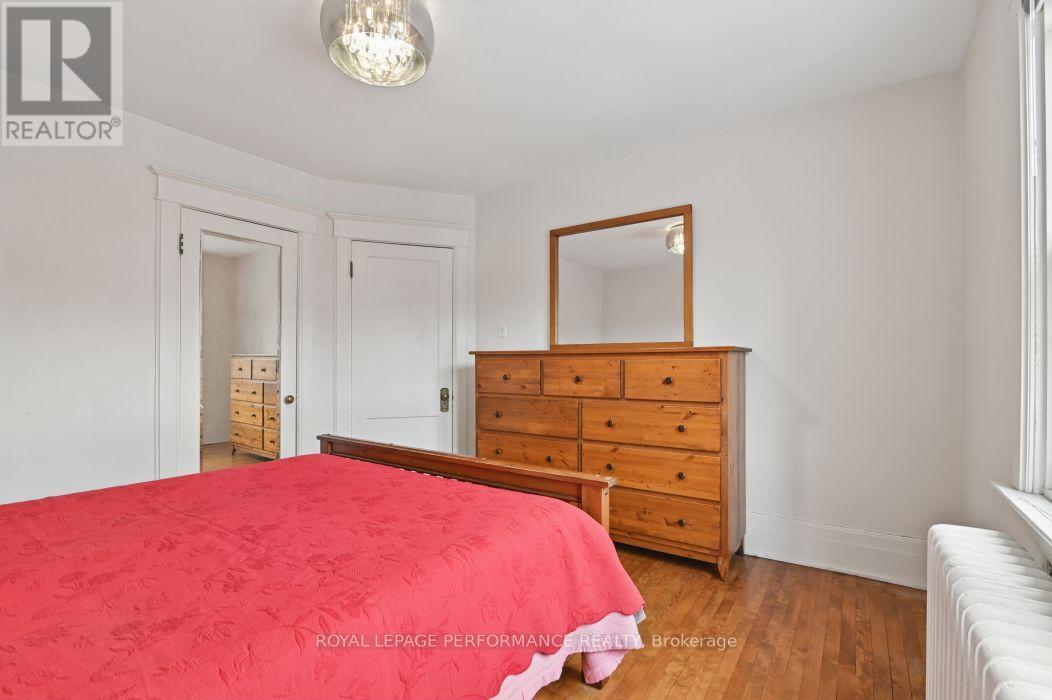 16 Renfrew Avenue Property Photo 31